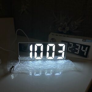 LED Digital Alarm Clock with USB as advertised on Tic Toc
